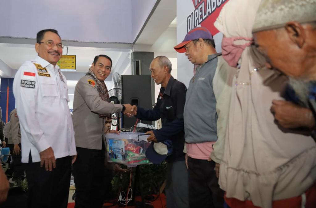 Kapolda Kalsel Irjen Pol Andi Rian R Djajadi dan Ketua DPRD Kalsel H Supian HK (Foto Iman Satria)