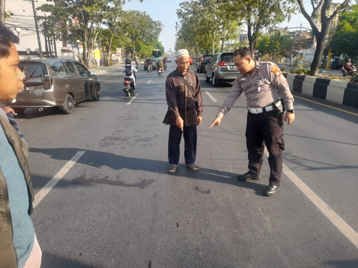 OLAH TKP - Anggota Laka Lantas Polresta Banjarmasin saat melakukan Olah TKP laka yang melibatkan Mobil Avanza dan penyeberang jalan A Yani Km 4, Sabtu (2/9/2023) pagi.(foto:ist)