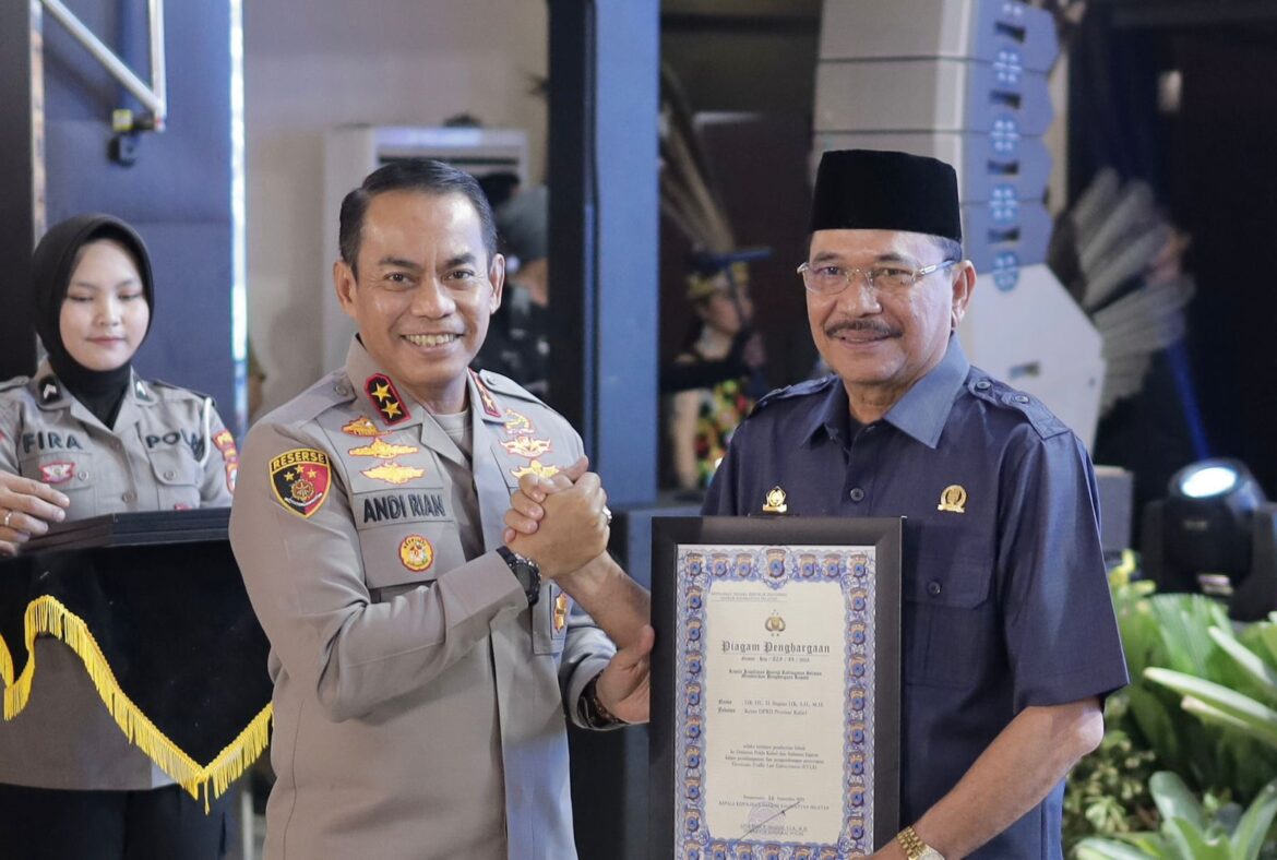 Kapolda Kalsel Irjen Pol Andi Rian Djajadi, SIK saat menyerahkan penghargaan kepada Ketua DPRD Provinsi Kalsel DR (HC) H Supian HK, SH, MH.(foto : humasdprdkalsel)