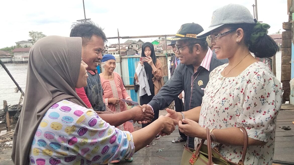 Owner Lintas Jawa Group, Saut Nathan Samosir dan isteri Roida Simanjorang Menyerahkan Bantuan (foto:baritopost)
