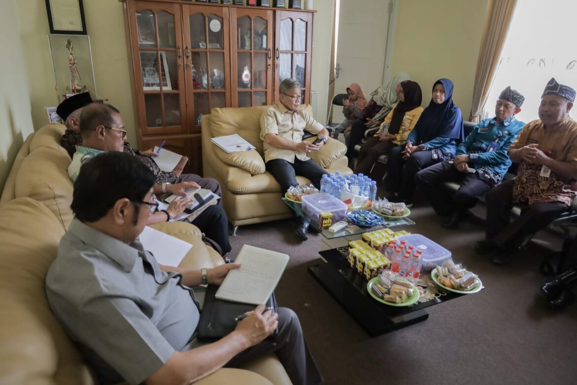 Rombongan Komisi II DPRD Provinsi Kalsel saat menggelar pertemuan di Kantor Dinas Peternakan dan Kesehatan Hewan Kabupaten Tala.(foto : humasdprdkalsel)
