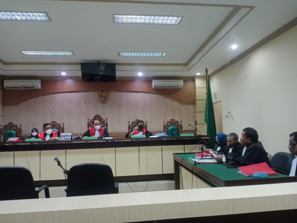 Ketua majelis hakim yang diketuai Suwandi SH ketika membacakan putusan penetapan pengguguran tuntutan atas nama terdakwa Ahmad Rizaldy.