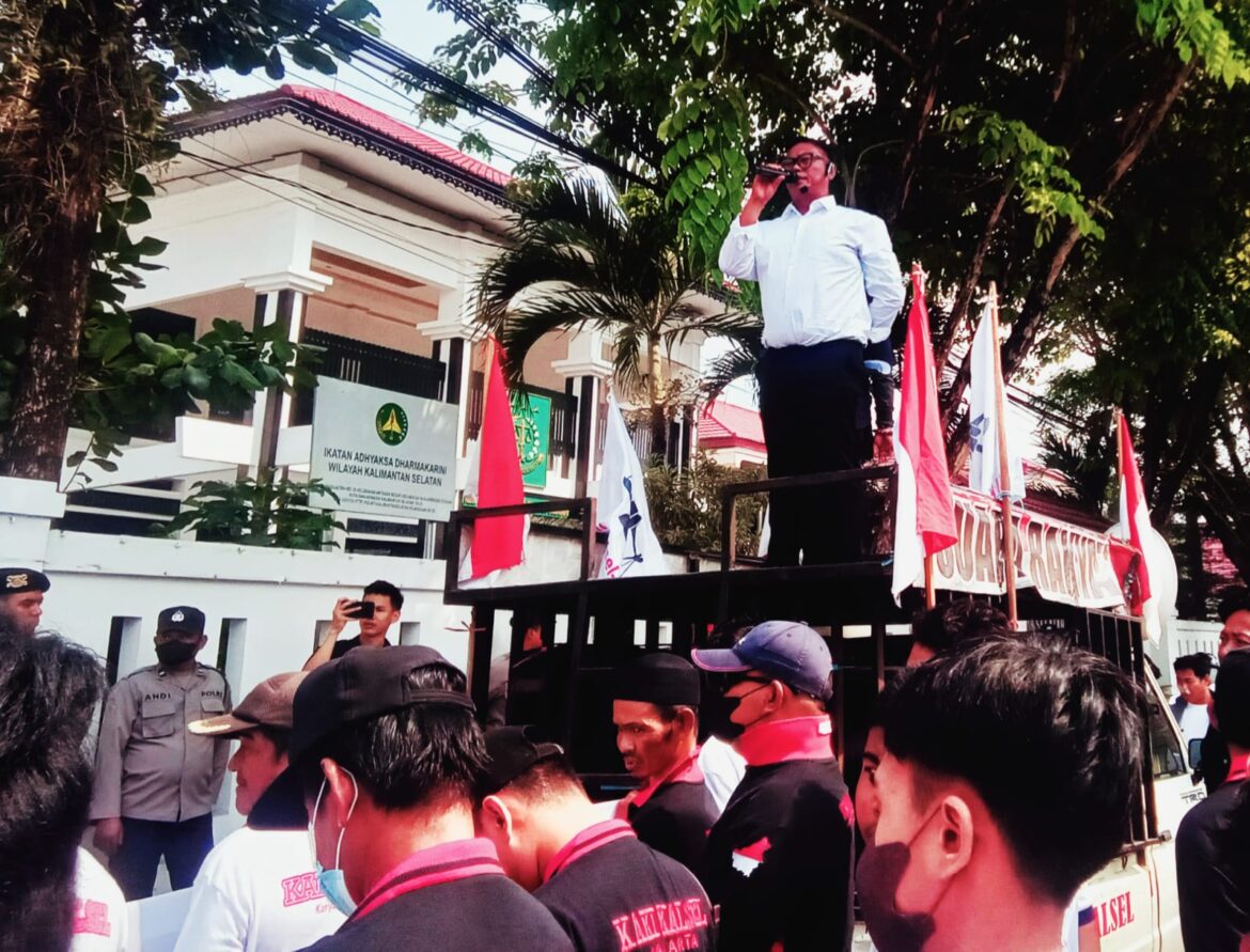 H AKHMAT Husaini atau akrab disapa Usai saat beraksi di Kejati Kalsel , sementara di Jakarta dikomando perwakilan KAKI di sana (Foto Istimewa)
