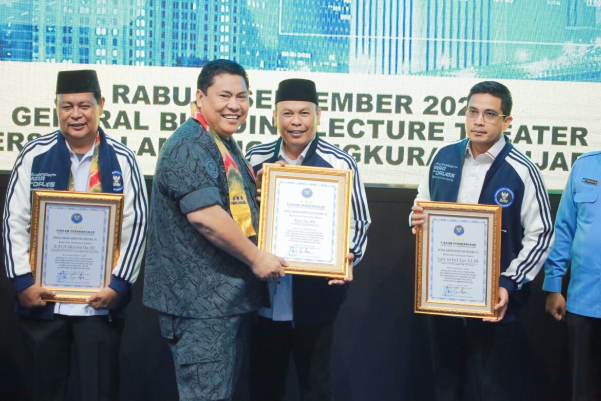 Kepala BNN Serahkan Penghargaan P4GN kepada Pj Bupati Mujiyat
