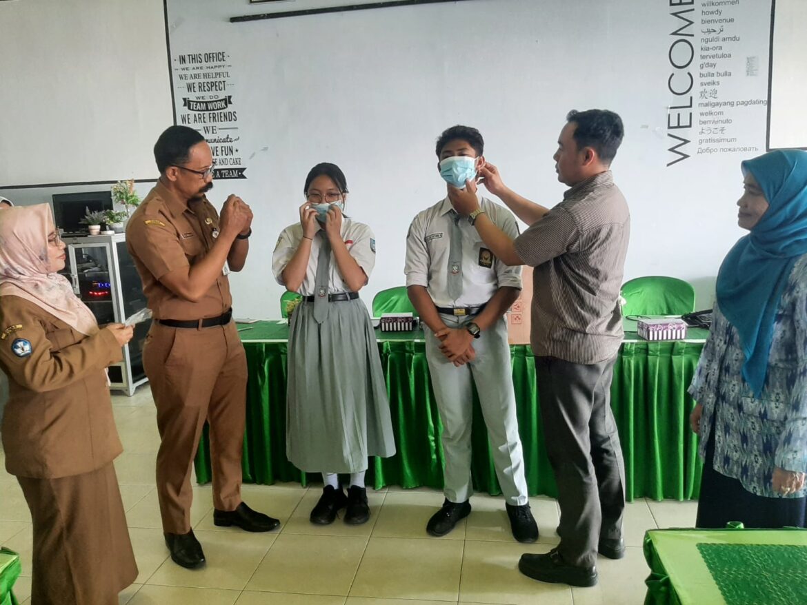 Pemasangan masker kepada siswa SMAN 3 Banjarmasin, sebagai simbol kepedulian Forsiladi Kalsel kepada kesehatan pelajar.