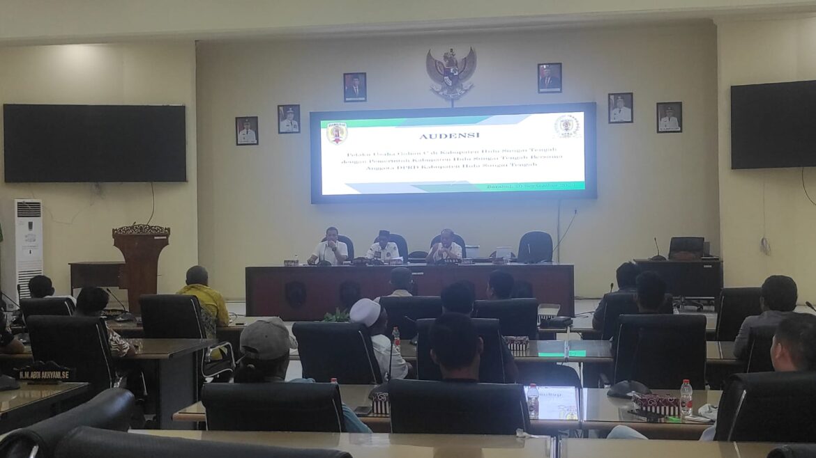 Para pelaku usaha galian C saat audensi bersama Ketua DPRD dan Sekda HST.(foto : yufanata/brt)
