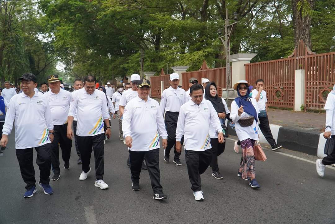 Jalan santai dalam rangka Hari Perhubungan Nasional di Banjarmasin.