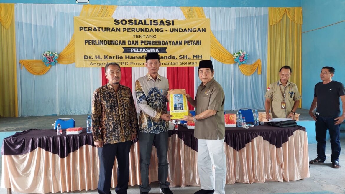 Anggota Komisi II DPRD Provinsi Kalsel Dr H Karlie Hanafi Kalianda, SH MH saat menyerahkan laporan hasil reses di Kecamatan Tamban, Kabupaten Barito Kuala.(foto : ist)