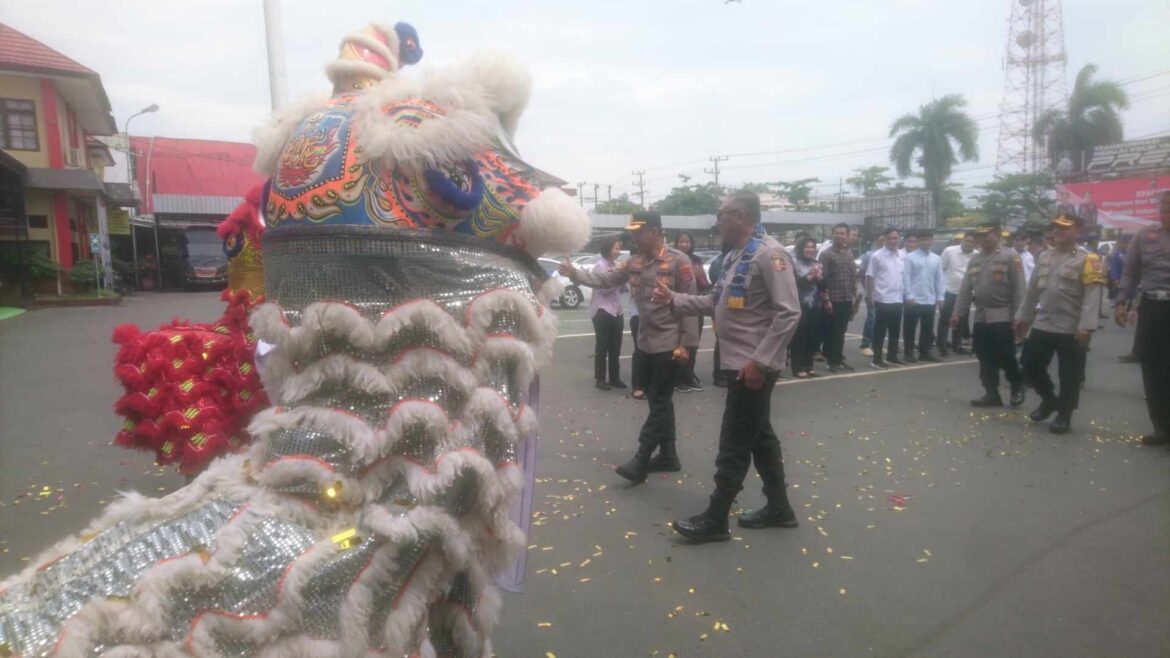 DISAMBUT BARONGSAI - Kabidpengsos Ditakademik Akpol Lemdiklat Polri, Brigjen Eko Krismianto, saat disambut dua Barongsai di didampingi Kapolresta Banjarmasin Kombes Pol Sabana AM, Selasa (12/9/2023) siang. (foto:sum)