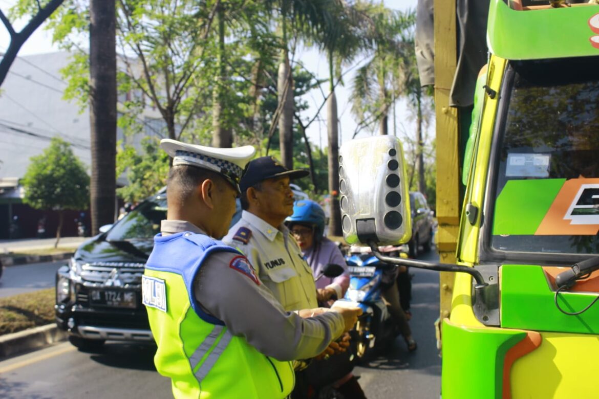 Razia ODOL yang dilaksanakan Dishub Kota Banjarmasin dan Satlantas Polresta Banjarmasin.
