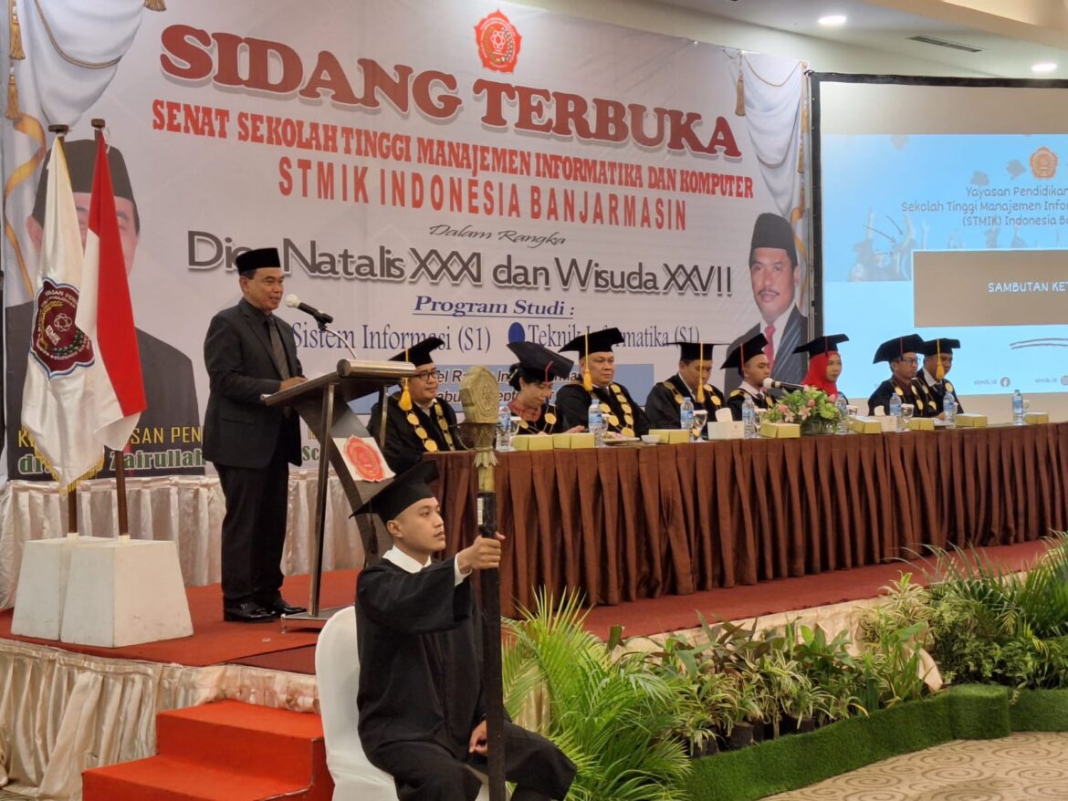 Ketua Yayasan Pendidikan Bina Ilmu dr HM Zairullah Azhar yang juga Bupati Tanbu saat menyampaikan sambutan di acara Sidang Terbuka Dies Natalis ke-31 dan Wisuda ke-27 Tahun 2023 STMIK Indonesia Banjarmasin.(foto : ist)