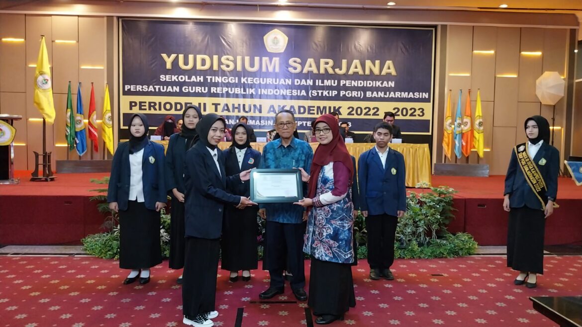 Pimpinan STKIP PGRI Banjarmasin bersama para lulusan terbaik pada Yudisium Sarjana Periode II Tahun Akademik 2022-2023, di Hotel Banjarmasin International, Rabu (13/9/2023).(foto : ist)
