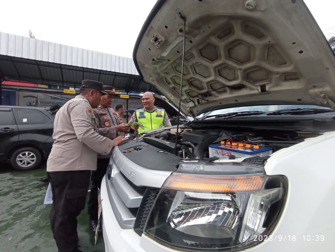 CEK KONDISI – Kabag Log Polresta Banjarmasin AKP I Wayan Regug saat melakukan pengecekan Ranmor dinas pihak kepolisian, agar kesiapannya tidak terkendala saat pengamanan pemilu 2024 mendatang. (foto:ist)