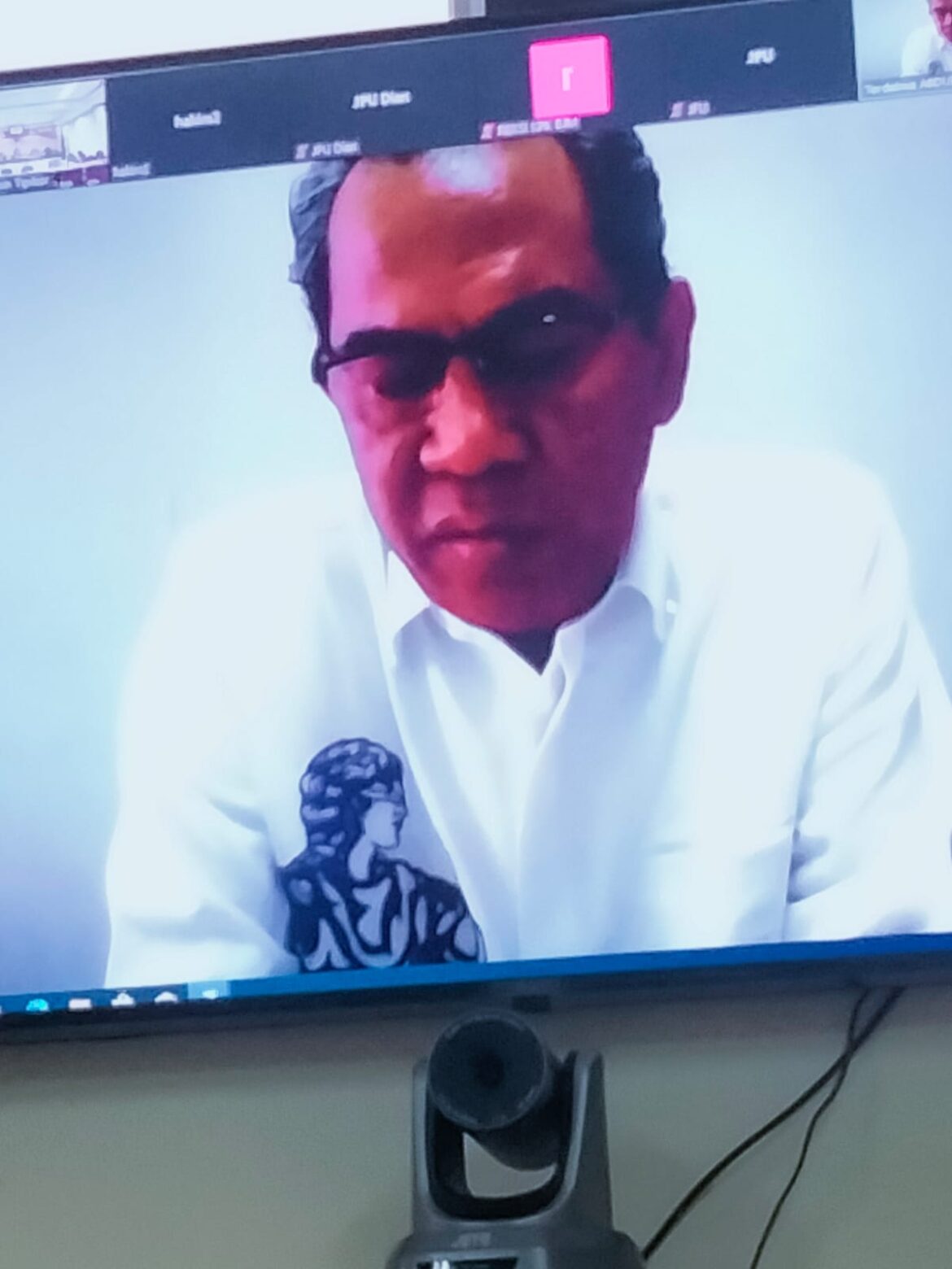 H. Abdul Latif mantan Bupati HST periode 2016 - 2021 saat membacakan sendiri pembelaan atas tuntutan jaksa terhadap dirinya.
