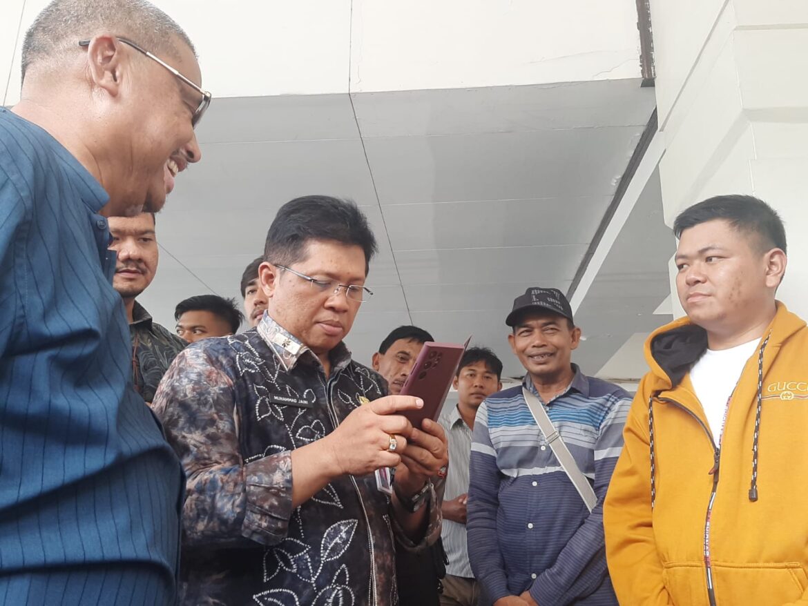 Sekretaris DPRD Provinsi Kalsel Muhammad Jaini saat menerima kedatangan perwakilan warga Kintap, Syahrun.(foto : ist)