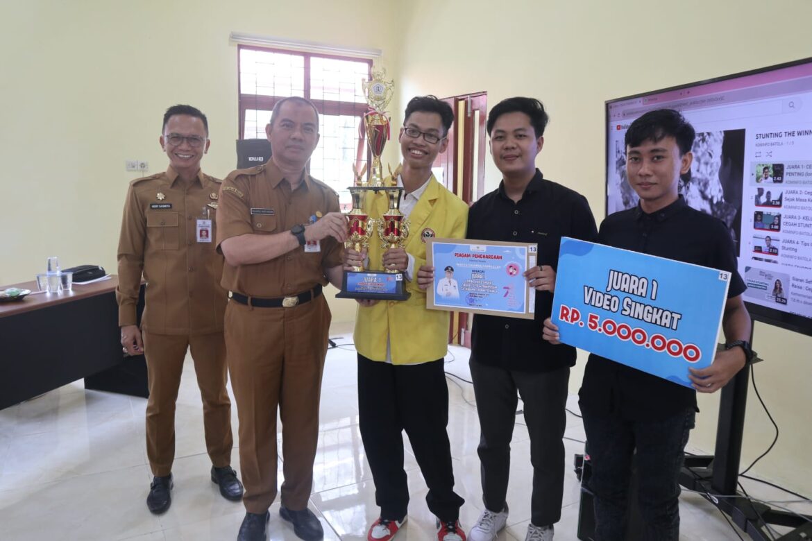 Penyerahan secara simbolis oleh Sekda Batola, Ir H Zulkifili Yadi Noor didampingi Kepala Diskominfo Batola, Hery Samita, di Aula Media Center Diskominfo Kabupaten Batola