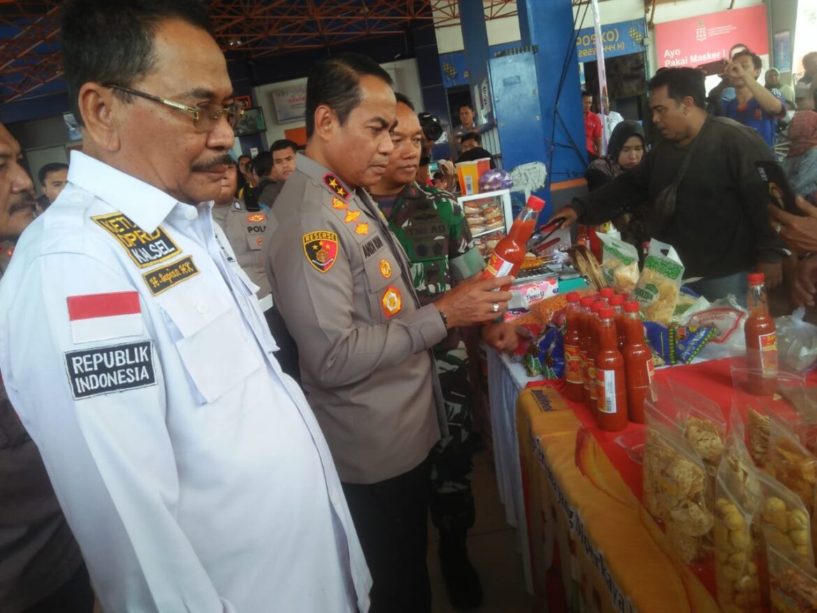 BELI SEMBAKO - Kapolda Kalsel Irjen Pol Andi Rian Djajadi didampingi Ketua DPRD Kalsel Supian HK saat membeli sambal yang dijual UMKM, Kamis (7/9/2023) siang. (foto:sum/brt)