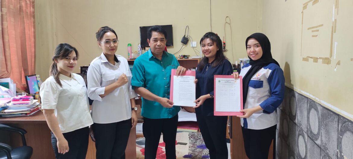 IWAN Yusmadianto Ketua Sepak Takraw Seluruh Indonesia (PSTI) Kabupaten Kapuas yang didampingi Sekretaris Ovilia Santari saat mengambil Formulir Pendaftara kepada Tim Penjaringan Calon Ketua KONI Kabupaten Kapuas periode 2023 – 2027 di sekretariat KONI Kapuas Senin, (11/9) Siang.(foto istimewa)