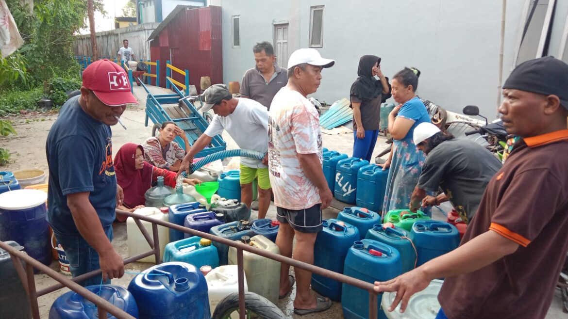 Warga Mantuil antri mengisi air bersih layanan PAM Bandarmasih.