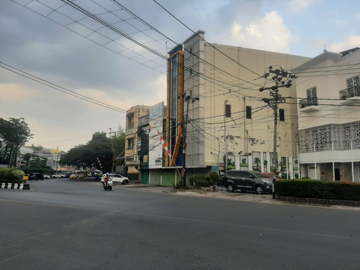 Penataan kabel listrik di Kota Banjarmasin yang masih semerawut.