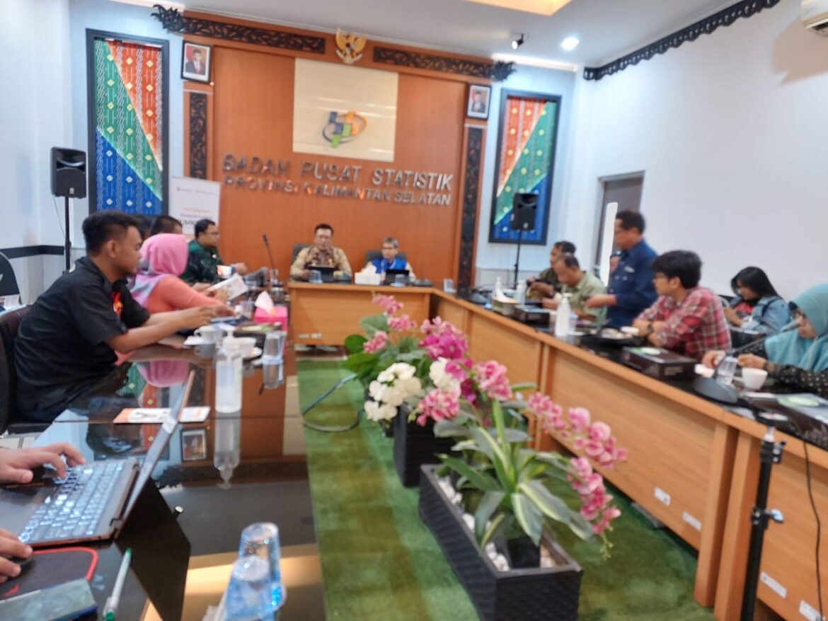 Jumpa Pers Kepala BPS Provinsi Kalsel, Martin Wibisono di ruang rapat kantornya, Kamis (14/9/2023).(foto : tya/brt)