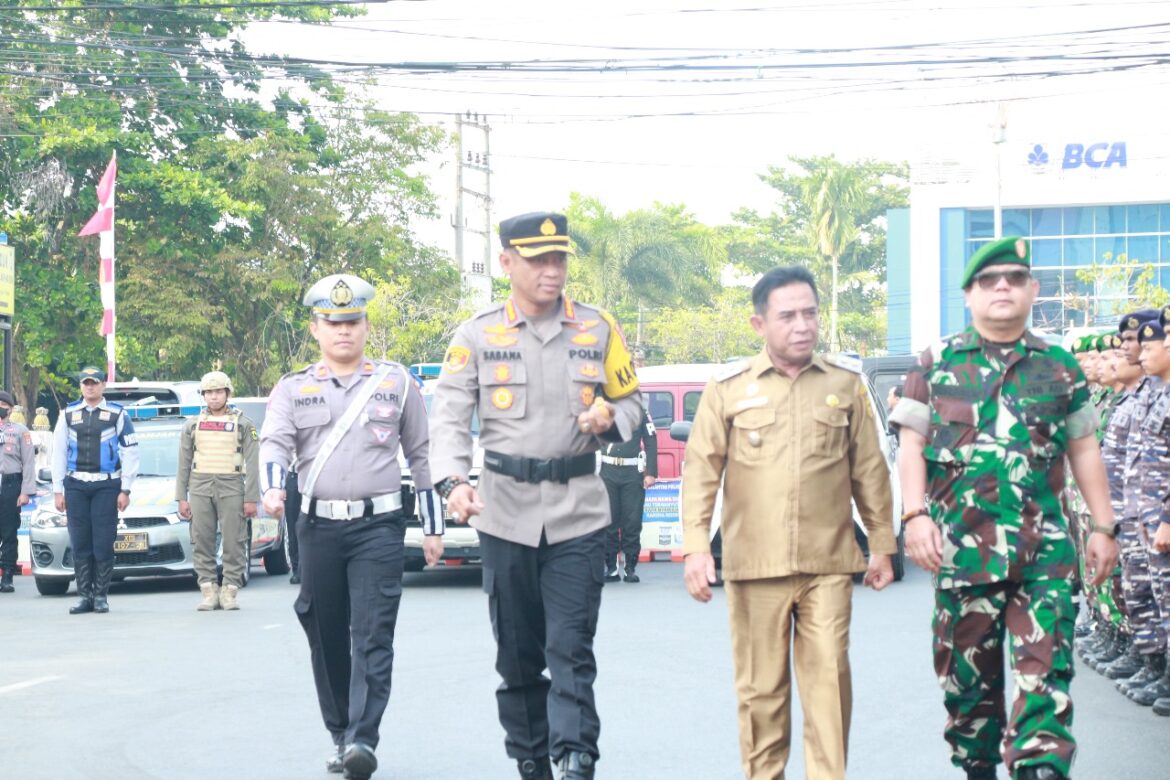 OPERASI ZEBRA - wakil Wali Kota Banjarmasin Arifin Noor didampingi Kapolresta Banjarmasin Kombes Pol Sabana AM, saat memeriksa apel Operasi Zebra 2023 di depan Duta Mall, Senin (4/9/2023) pagi. (foto: ist)