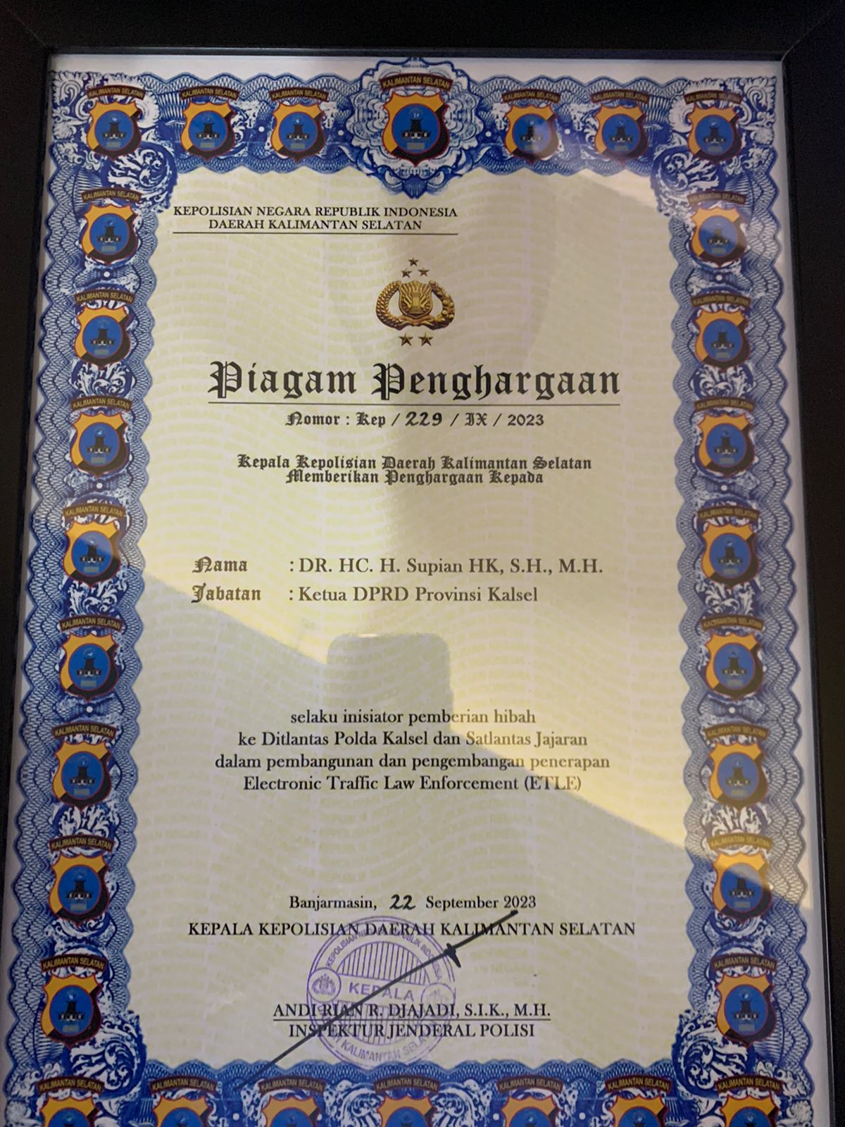 Inilah piagam penghargaan yang diterima oleh Ketua DPRD Provinsi Kalsel DR (HC) H Supian HK, SH, MH.(foto : humasdprdkalsel)