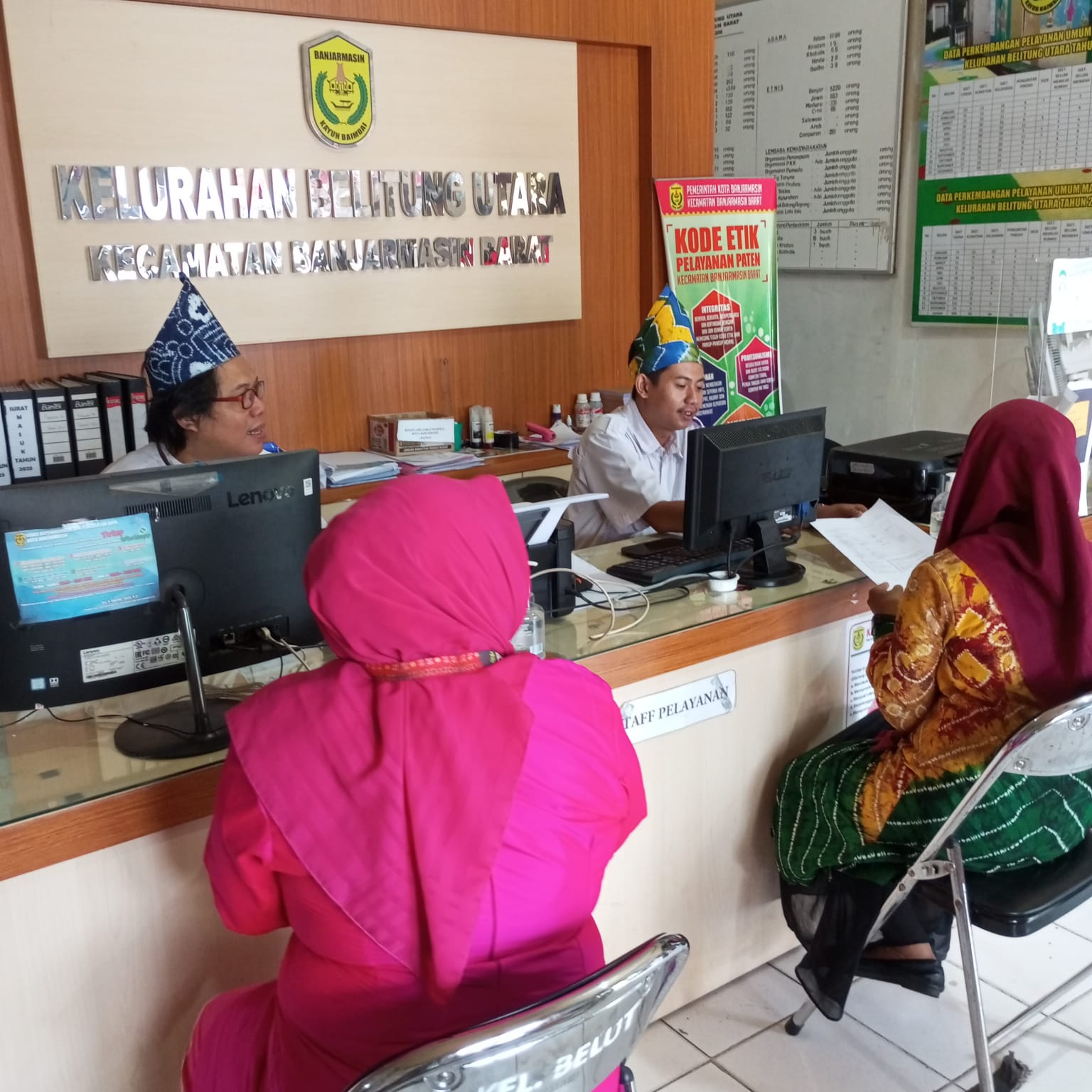 Bangga dengan pakaian adat Banjar di kantor Kecamatan Banjarmasin Barat.
