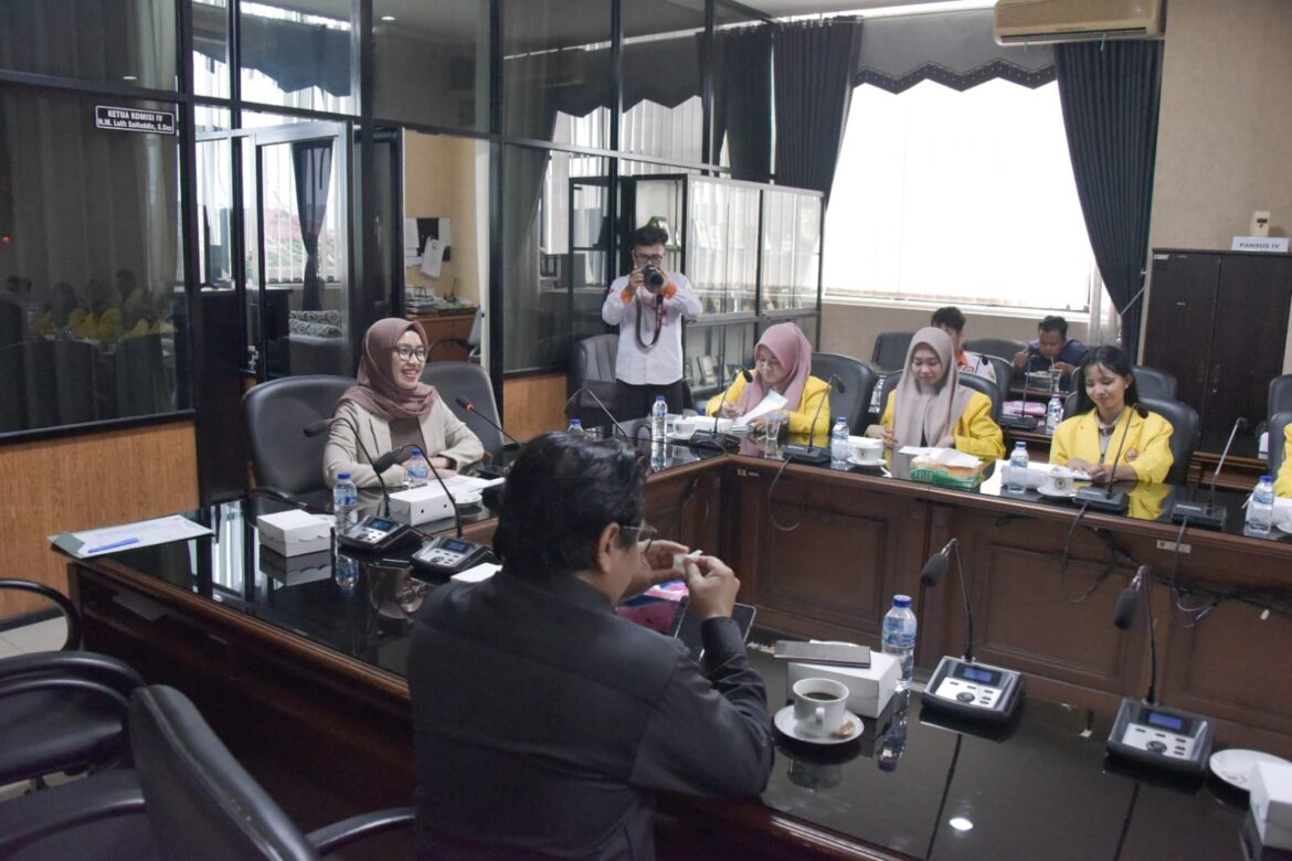 Komisi IV DPRD Provinsi Kalsel saat menerima audensi rombongan BEM FISIP Universitas Lambung mangkurat (ULM).(foto : humasdprdkalsel)