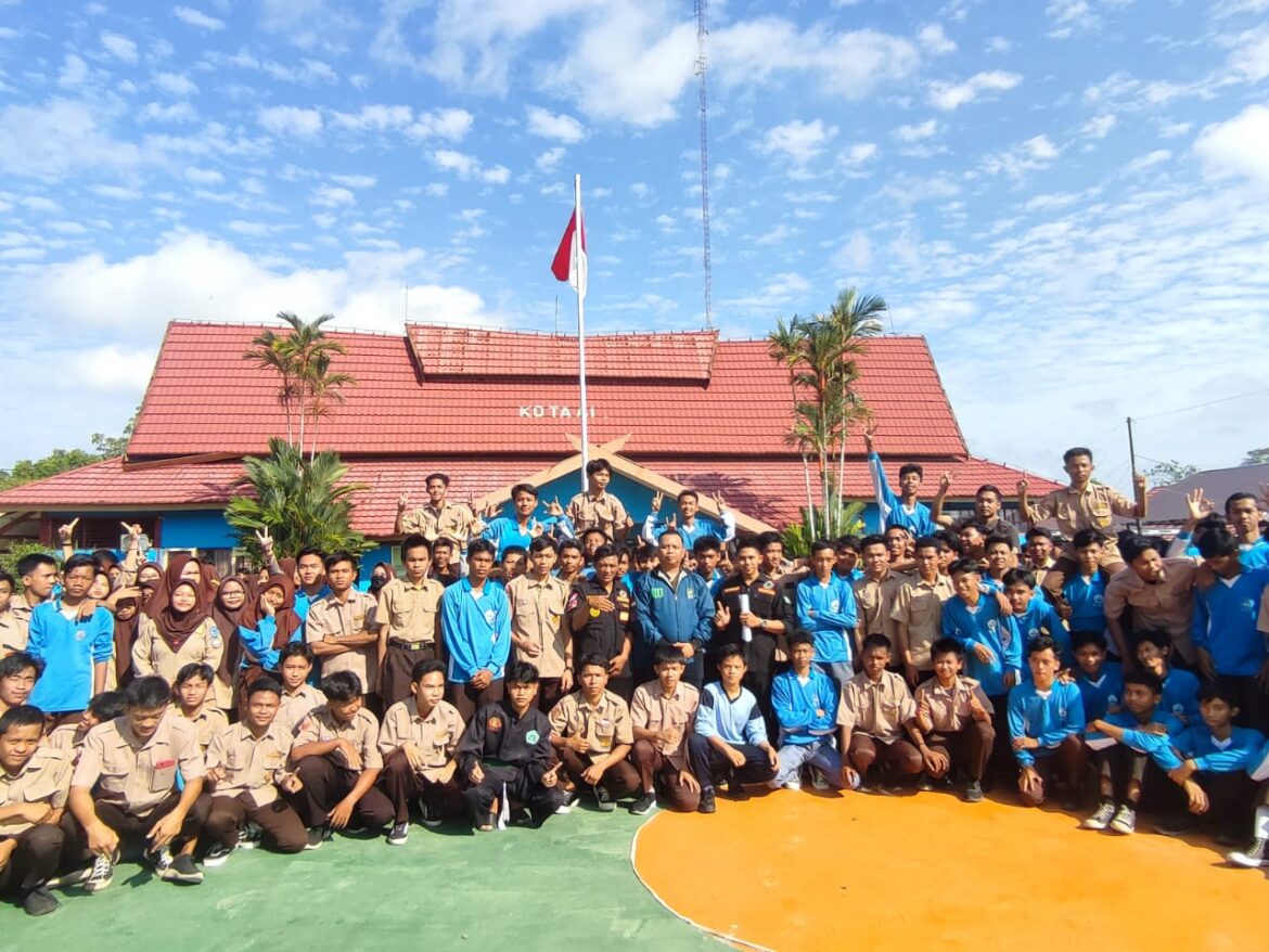 Foto Bersama Tommy Saputra, Pengurus PAC Pagar Nusa Kecamatan Selat bersama Siswa-Siswi SMKN 3 Kuala Kapuas setelah selesai Sosialisasi Jumat (8/9/2023) Pagi.