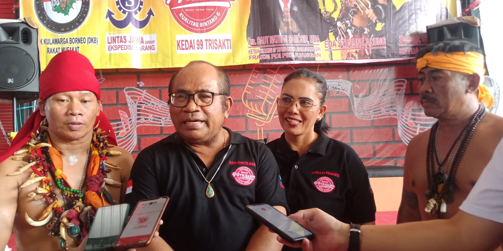 Ketua Komisi IV DPRD Kota Banjarmasin Saut Nathan Samosir  dan Roida Simanjorang bersama Eda Steven Lalung (Pangkalima Bangkirayen) (foto:baritopost)