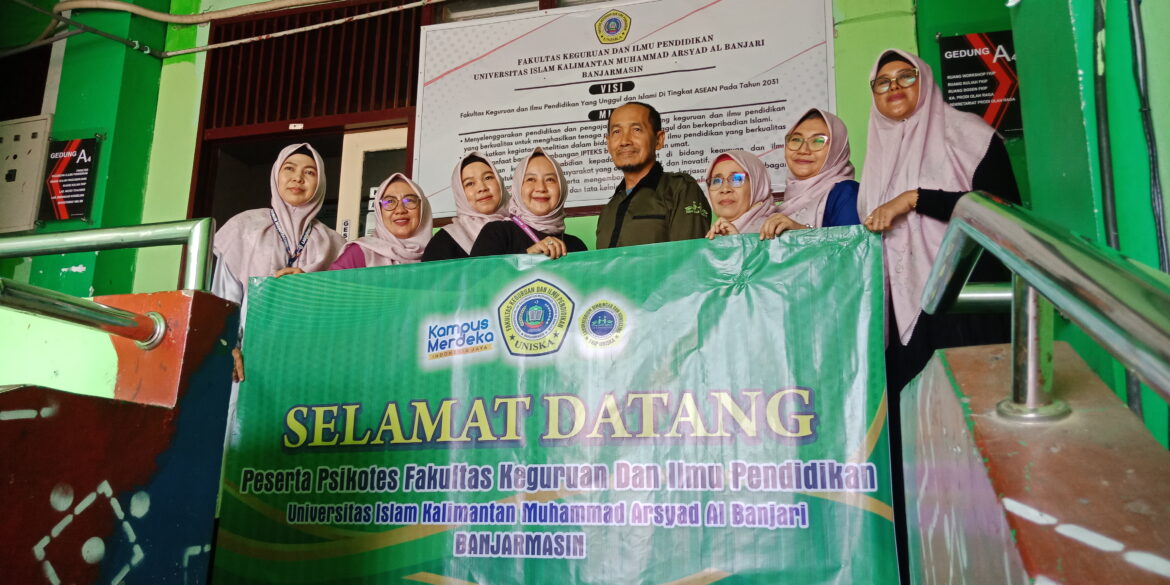 Para dosen FKIP Uniska Menyambut Peserta MABA yang mengikuti Psikotes (foto:baritopost)