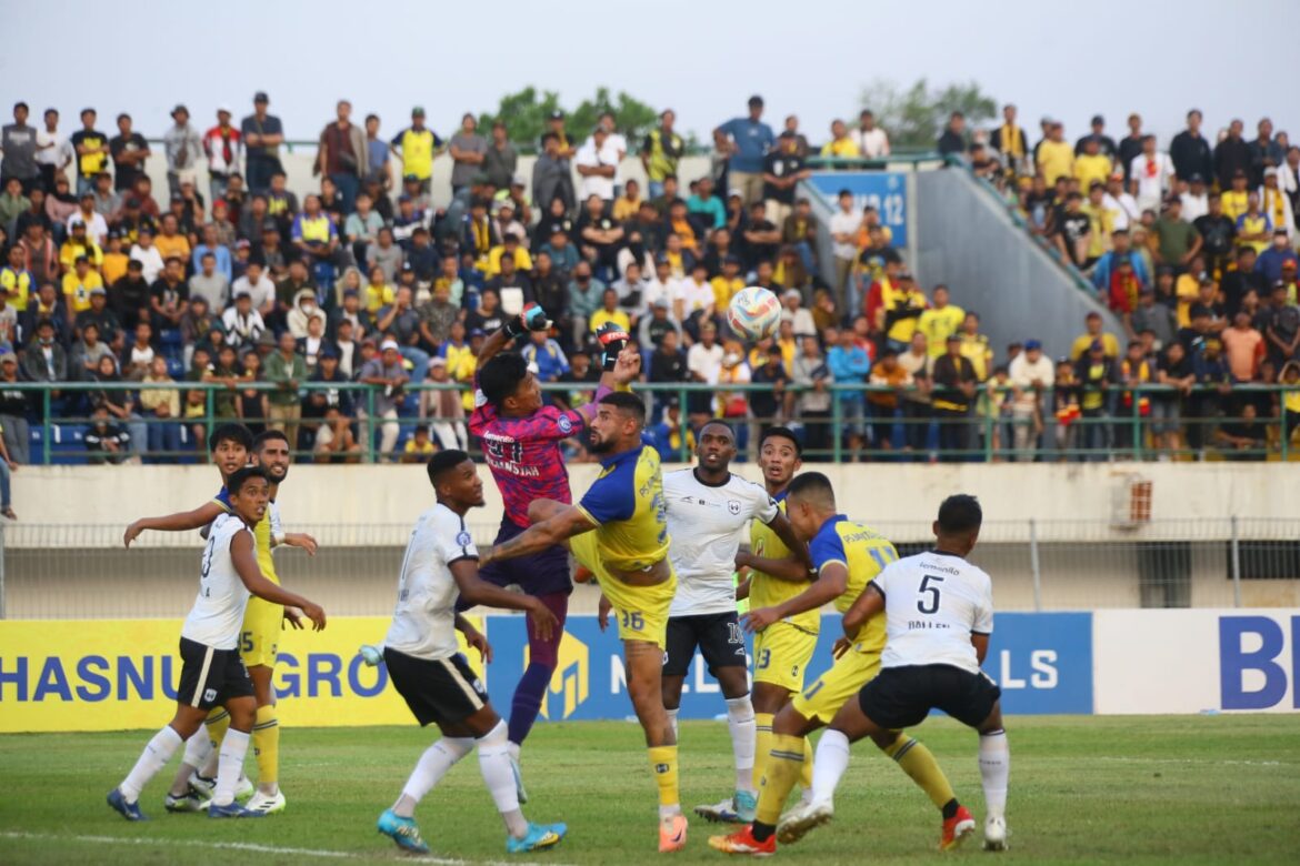 Pertandingan antara Barito Putera dengan RANS Nusantara yang berakhir 1-1dalam lanjutan Liga 1 Indonesia, Jumat (29/9/2023) sore WIB di Stadion Demang Lehman, Kabupaten Banjar. (foto: Tolah/brt)