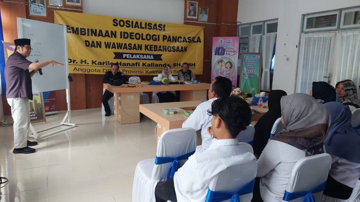 Anggota Komisi II DPRD Provinsi Kalsel Dr H Karlie Hanafi Kalianda, SH MH saat membeberkan materi tentang empat pilar kebangsaan dan kegiatan Sosalisasi Revitalisasi dan Aktualisasi Nilai-nilai Ideologi Pancasila di Aula DPPKBP3A di Marabahan, Kabupaten Batolla, Rabu (7/9).(foto : ist)