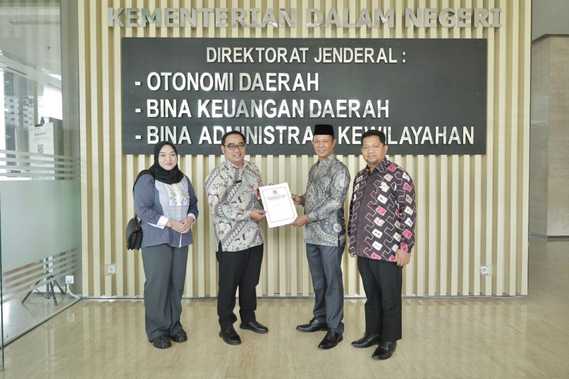 Ketua Pansus IV DPRD Provinsi Kalsel Muhammad Yani Helmi didampingi Wakil Ketua DPRD Provinsi Kalsel Hj Karmila dan Wakil Ketua Pansus IV DPRD Provinsi Kalsel Imam Kanapi saat menyerahkan Raperda tentang Perubahan Atas Peraturan DPRD Nomor 1 Tahun 2019 tentang Tata Tertib ke Kemendagri di Jakarta.(foto : humasdprdkalsel)