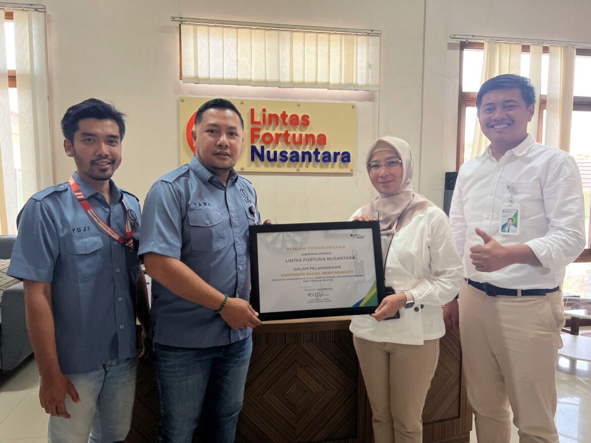 Vina Dwina Yuskin selaku Kepala BPJS Ketenagakerjaan Batulicin  menyerahkan piagam  kepada Perusahaan Lintas Fortuna Nusantara (LFN) atas perlindungan sebanyak 500 pekerja rentan Corporate Social Responsibility (CSR), Minggu (10/9/2023). (foto : ist)