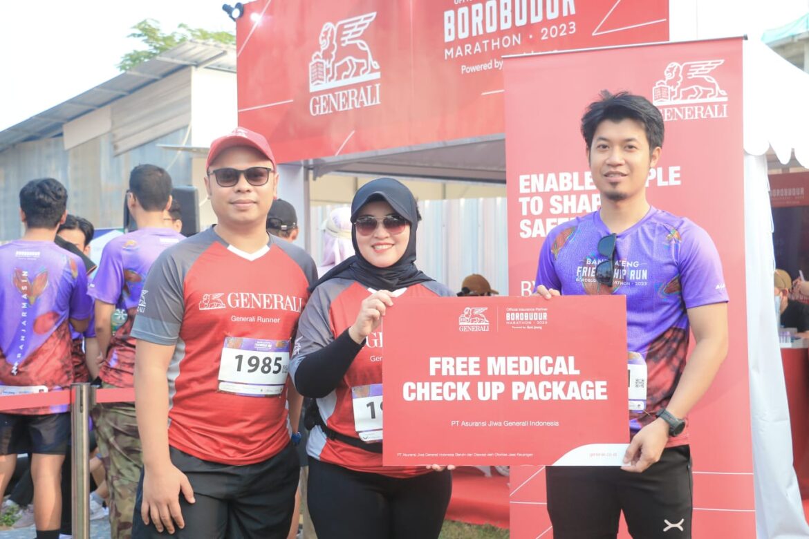 Pelari Borobudur Marathon melakukan mini medical checkup yang disaksikan Vivin Arbianti Gautama (tengah) dan Windra Krismansyah (kiri), Minggu (23/7/2023) di Booth Generali Indonesia. (foto: Tolah/brt).