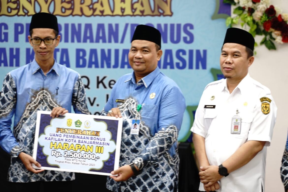 Penyerahan pembinaan dan bonus kepada kafilah MTQ Kota Banjarmasin.