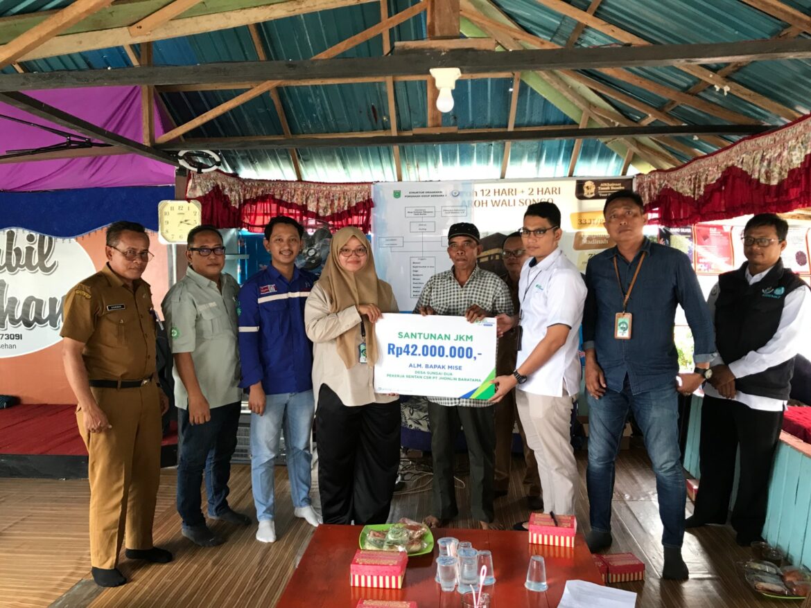 Inor istri almarhum Mise saat menerima santunan Jaminan Kematian (JKM) BPJS Ketenagakerjaan diserahkan oleh Manajer HRGA PT Jhonlin Baratama Yuli Eka Sari didampingi ARK BPJS Ketenagakerjaan Kantor Cabang Batulicin Fransiscus serta Kepala Dinas Perikanan Kabupaten Tanah Bumbu Nyariman di Sahabil Lesehan Desa Sungai Dua, Senin (4/9/2023).(foto : ist)