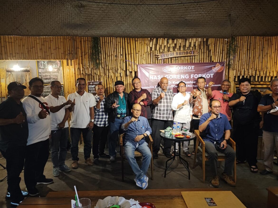 Narasumber dan sebagian peserta Dialog Publik " Gempur Rokok Ilegal atau Legalkan Demi Pertumbuhan Ekonomi foto bersama di Kedai Bamboe Jalan Batu Piring Kota Banjarmasin, Senin (11/9/2023) malam.(foto : ist)