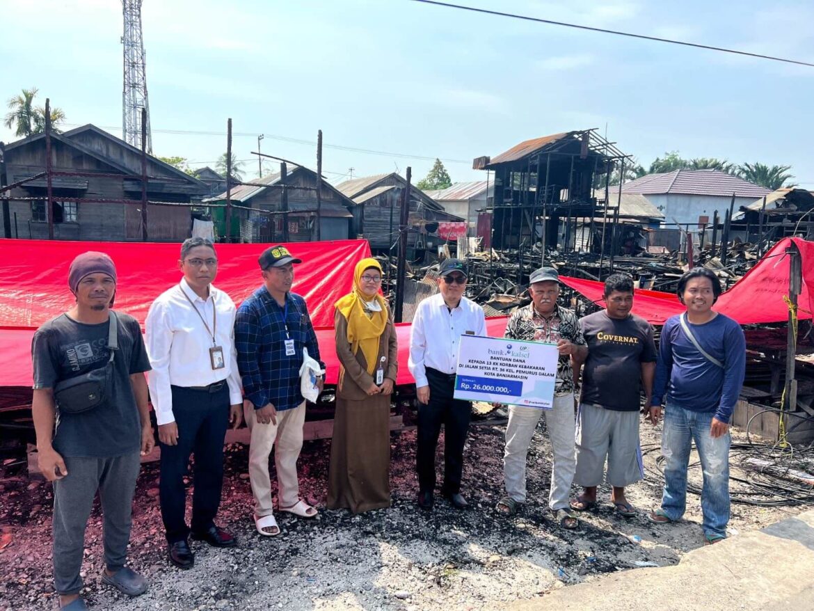 Bantuan secara langsung diserahkan Direktur UPZ Bank Kalsel, M. Fajri Muhtadi kepada Sarbani, perwakilan warga yang terdampak, dengan disaksikan Lurah Pemurus Dalam, Shelleya Dessesta dan Ketua RT 36 Sugiannor (foto:istimewa)