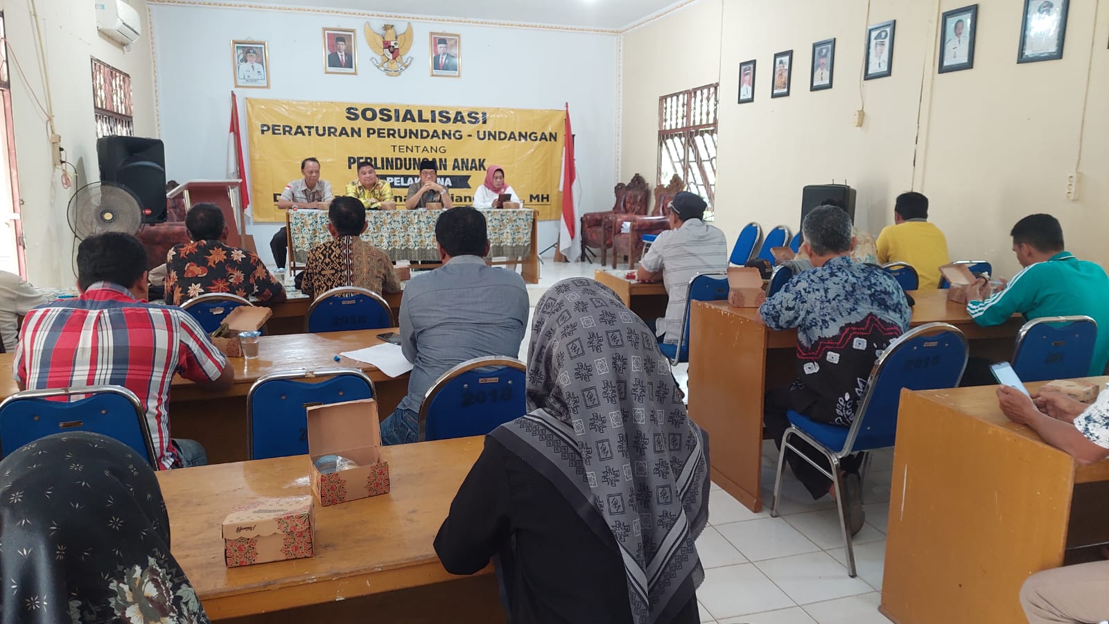 Warga masyarakat Kecamatan Wanaraya Kabupaten Barito Kuala antusias hadiri kegiatan Sosialisasi Rancangan Peraturan/Peraturan Perundang-undangan tentang Peraturan Daerah Provinsi Kalsel Nomor 11 Tahun 2018 tentang Pemberdayaan Perempuan dan Perlindungan Anak oleh Anggota Komisi II DPRD Provinsi Kalsel Dr H Karlie Hanafi Kalianda, SH MH.(foto : ist)