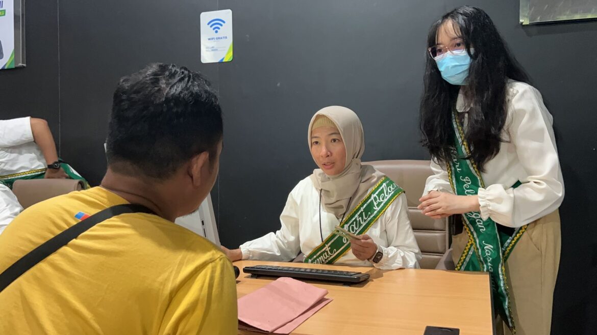 Kepala BPJS Ketenagakerjaan Kantor Cabang Batulicin, Vina Dwina Yuskin saat sedang melayani seorang peserta, Senin (4/9/2023).(foto : ist)