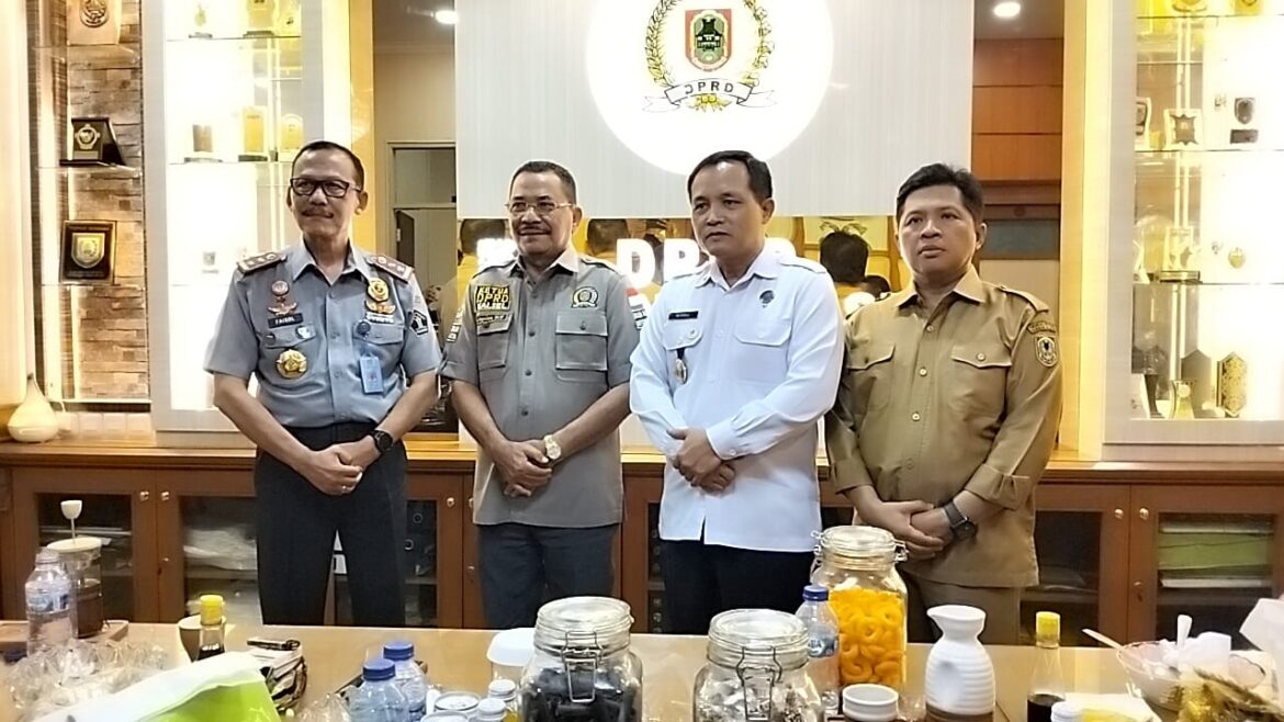 Ketua DPRD Provinsi Kalsel DR (HC) H Supian HK, SH MH bersama Kepala BNN Provinsi Kalsel Brigjen Pol Wisnu Andayana, S.S.T Mk dan Kepala Kantor Wilayah Kementerian Hukum dan HAM Kalsel Faisol Ali, SH MH merencanakan melaksanakan kegiatan Sosialisasi Perda Provinsi Kalsel Nomor 17 Tahun 2018 tentang Fasilitasi Pencegahan Penyalahgunaan Narkotika, Psikotropika dan Zat Adiktif atau Narkoba (P4GN) di lembaga pemasyarakatan di Kalsel.(foto : sophan/brt)