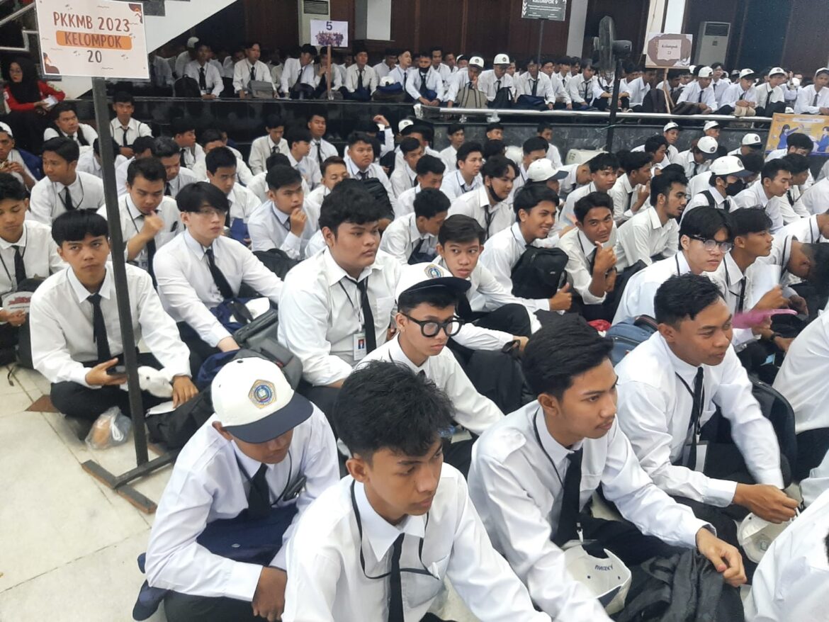 Mahasiswa Baru Uniska dalam kegiatan PKKMB 2023.