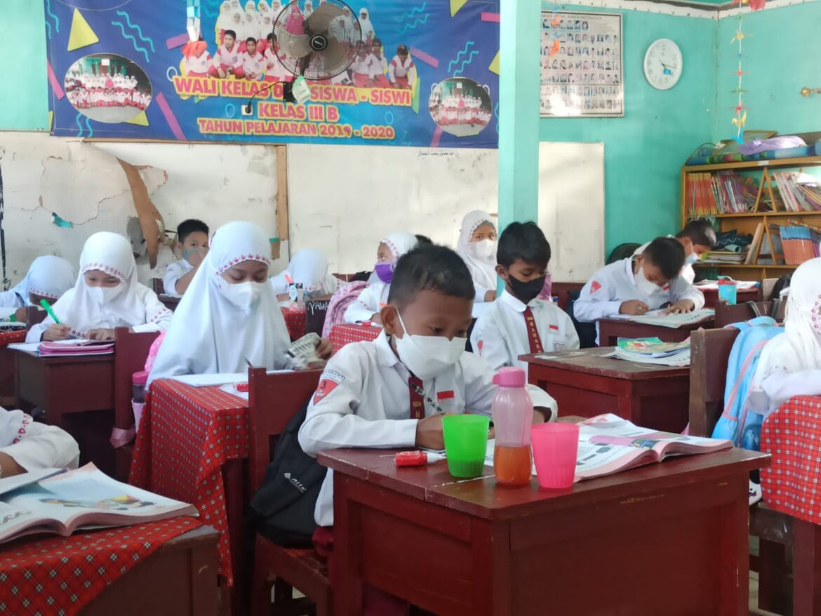 Pakai masker, siswa SD di Banjarmasin.