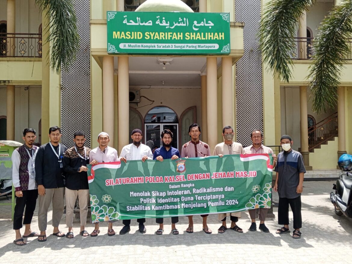 JAGA KAMTIBMAS - Jamaah Masjid Syarifah Shalihah Sungai Paring Martapura Kabupaten Banjar siap mendukung Pemilu 2024 Damai dan aman saat foto bersama Dit Intelkam Polda Kalsel, Kamis (31/8/2023) siang. (foto:ist)