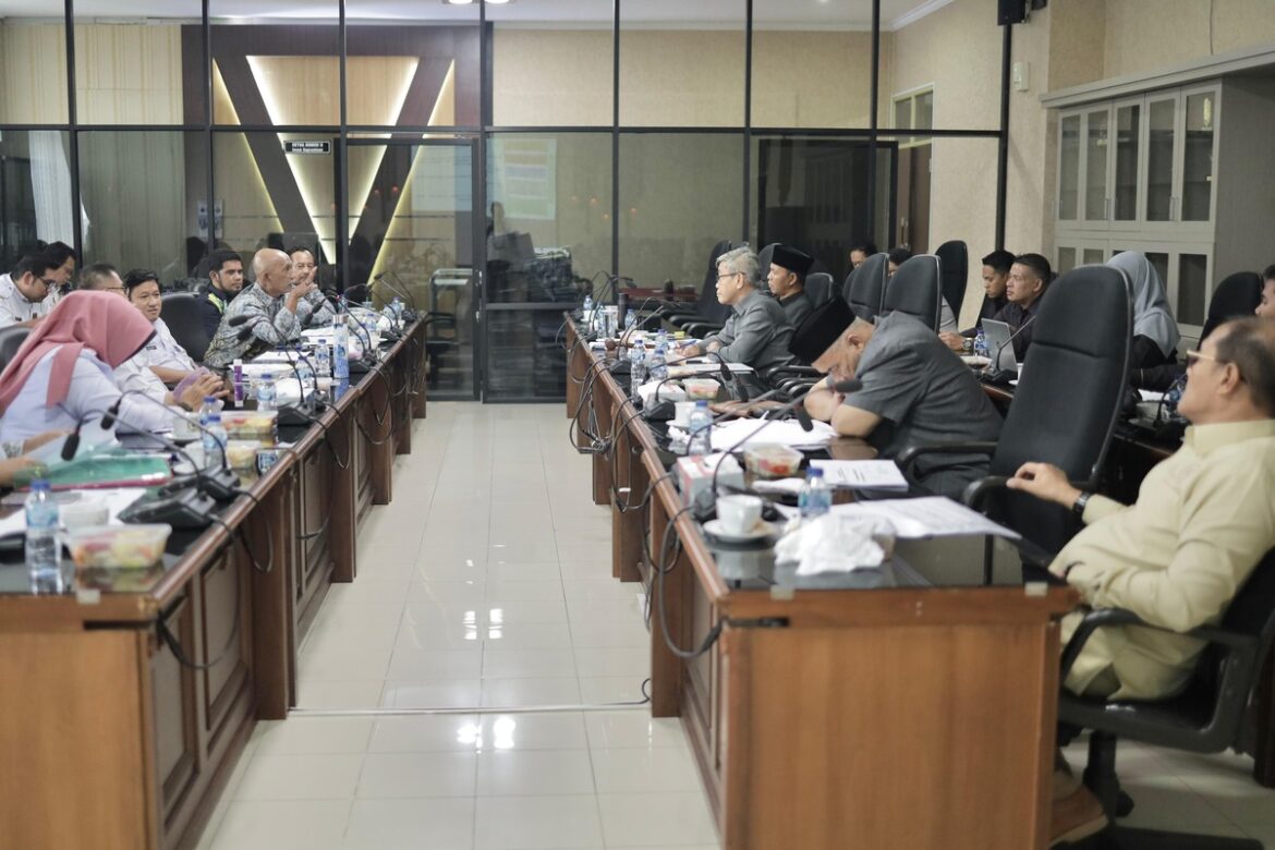 Badan Penyelesaian Sengketa Konsumen (BPSK) Banjarmasin didampingi Dinas Perdagangan Provinsi Kalsel saat rapat dengar pendapat (RDP) dengan Komisi II DPRD Provinsi Kalsel di Banjarmasin.(foto : humasdprdkalsel)