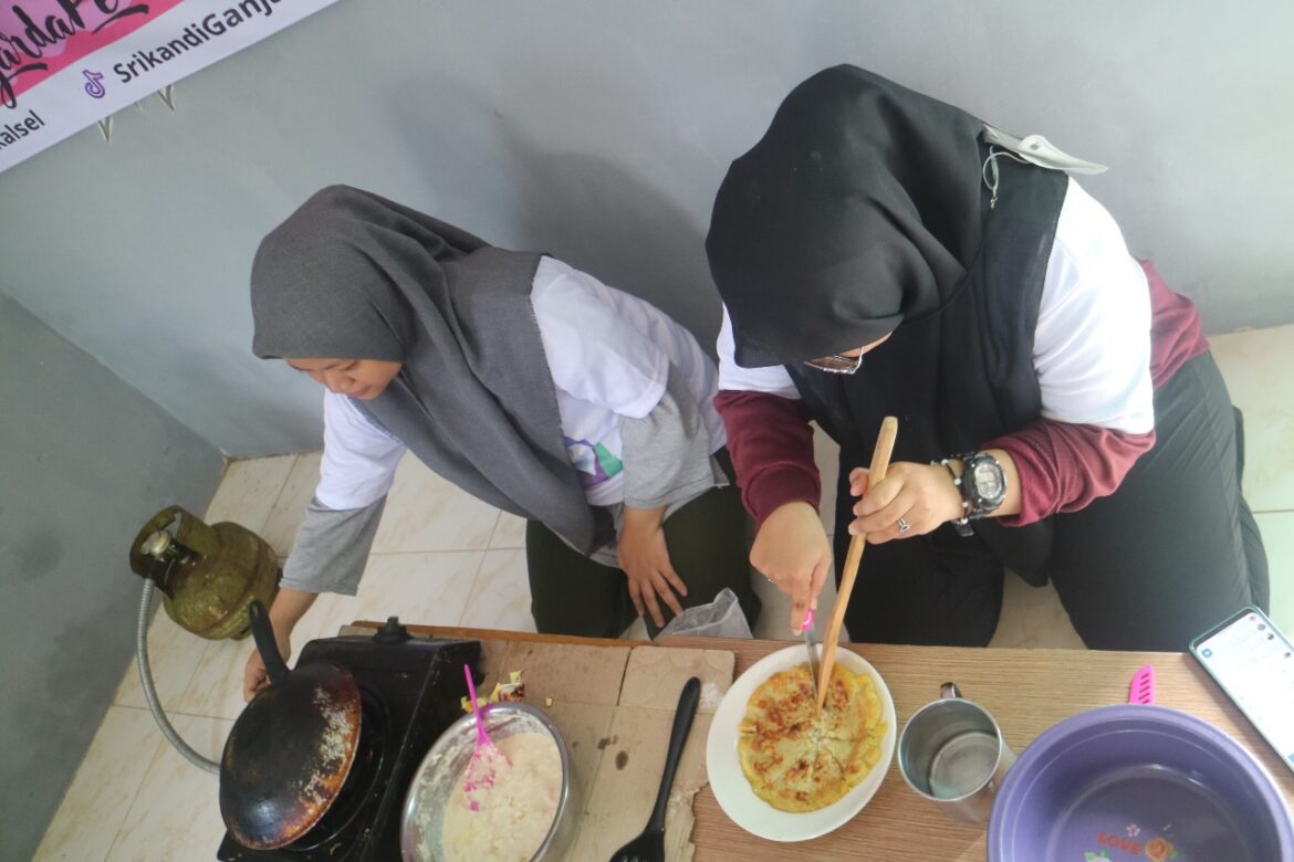 Pelatihan membuat kue bersama puluhan milenial di Kota Banjarmasin (foto:istimewa)