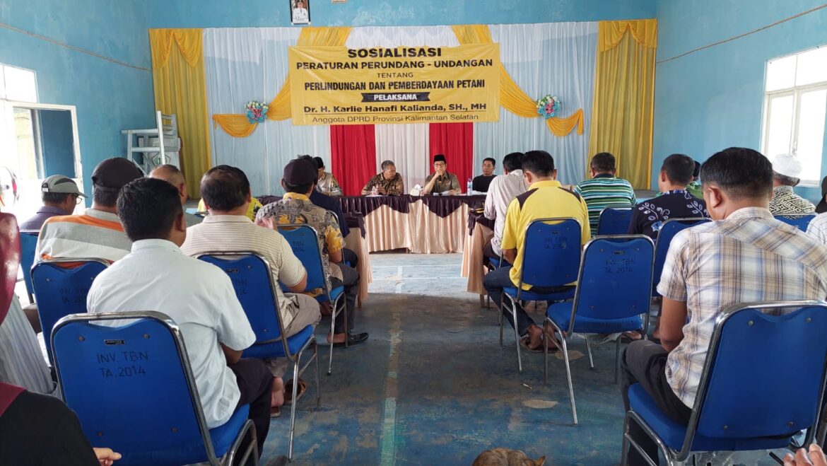 Anggota Komisi II DPRD Provinsi Kalsel Dr H Karlie Hanafi Kalianda, SH MH melaksanakan Sosialisasi Peraturan Perundang-undangan tentang Perlindungan dan Pemberdayaan Petani di Kecamatan Tamban, Kabupaten Barito Kuala, Ahad (3/9/2023).(foto : ist)